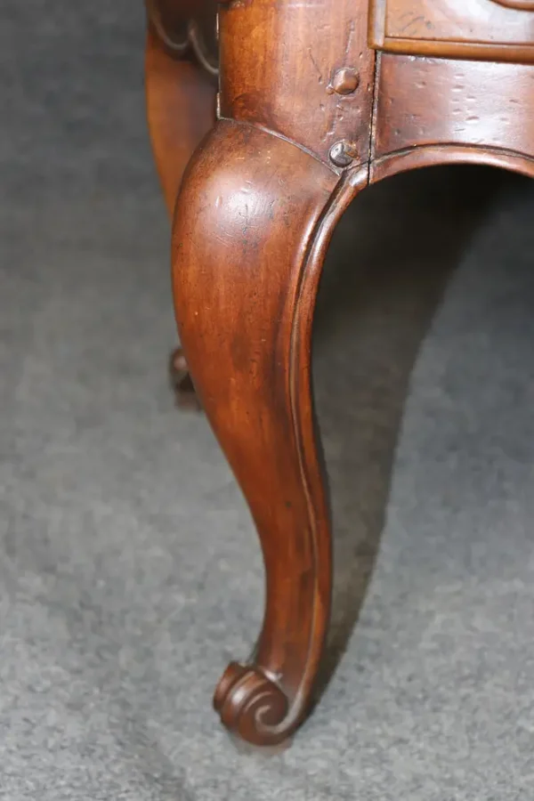 Fine Quality Carved Walnut Baker Furniture French Louis XV Style Commode Dresser - Image 9