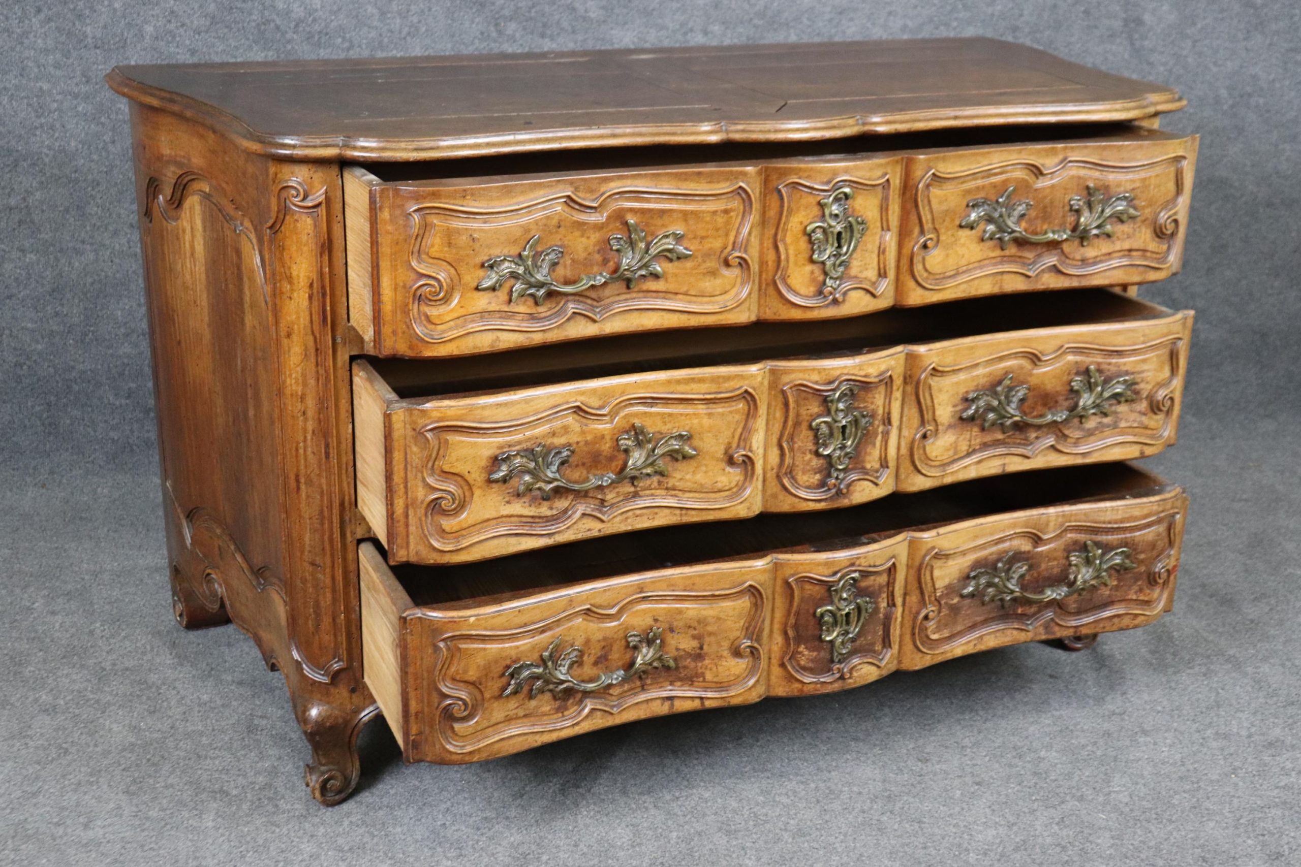 Antique French Louis XV Style Commode: 18th Century Walnut Chest of Drawers - Image 5
