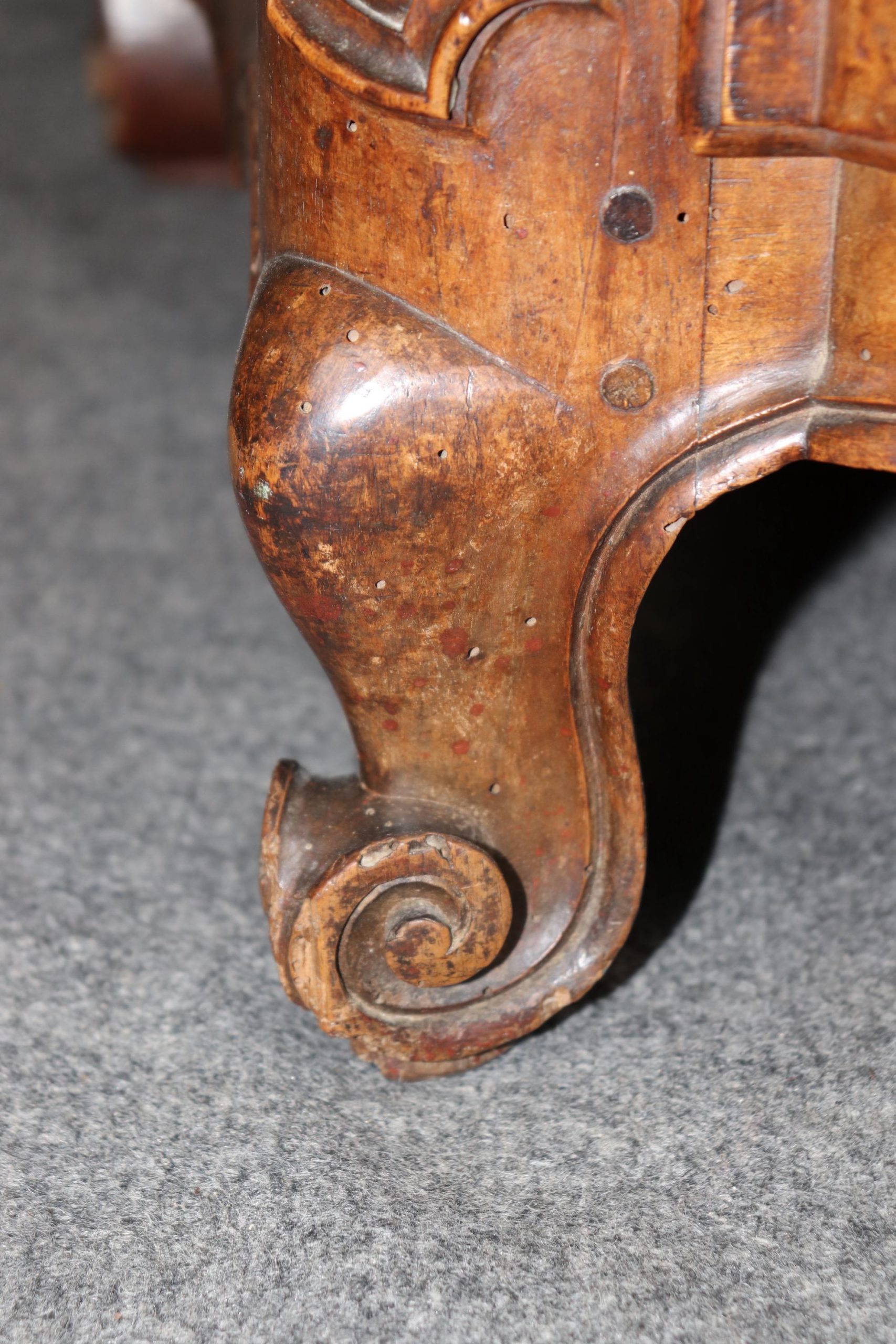Antique French Louis XV Style Commode: 18th Century Walnut Chest of Drawers - Image 6