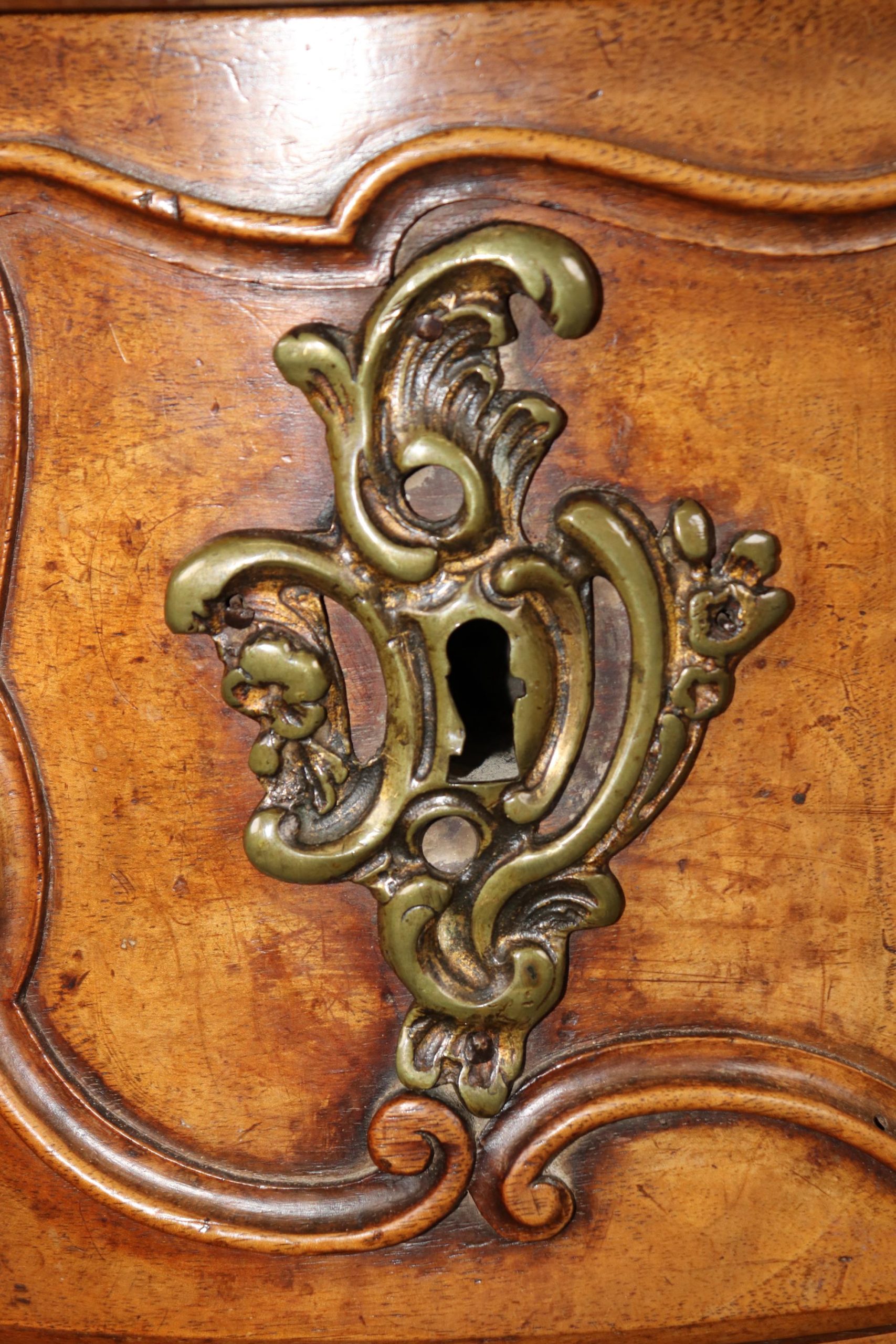 Antique French Louis XV Style Commode: 18th Century Walnut Chest of Drawers - Image 8