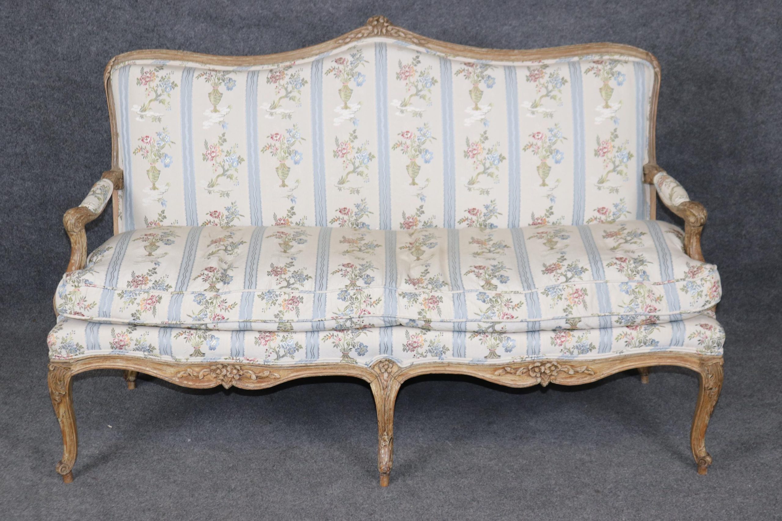 Vintage Louis XV Style Settee: Distressed Paint, Floral Upholstery - Image 2