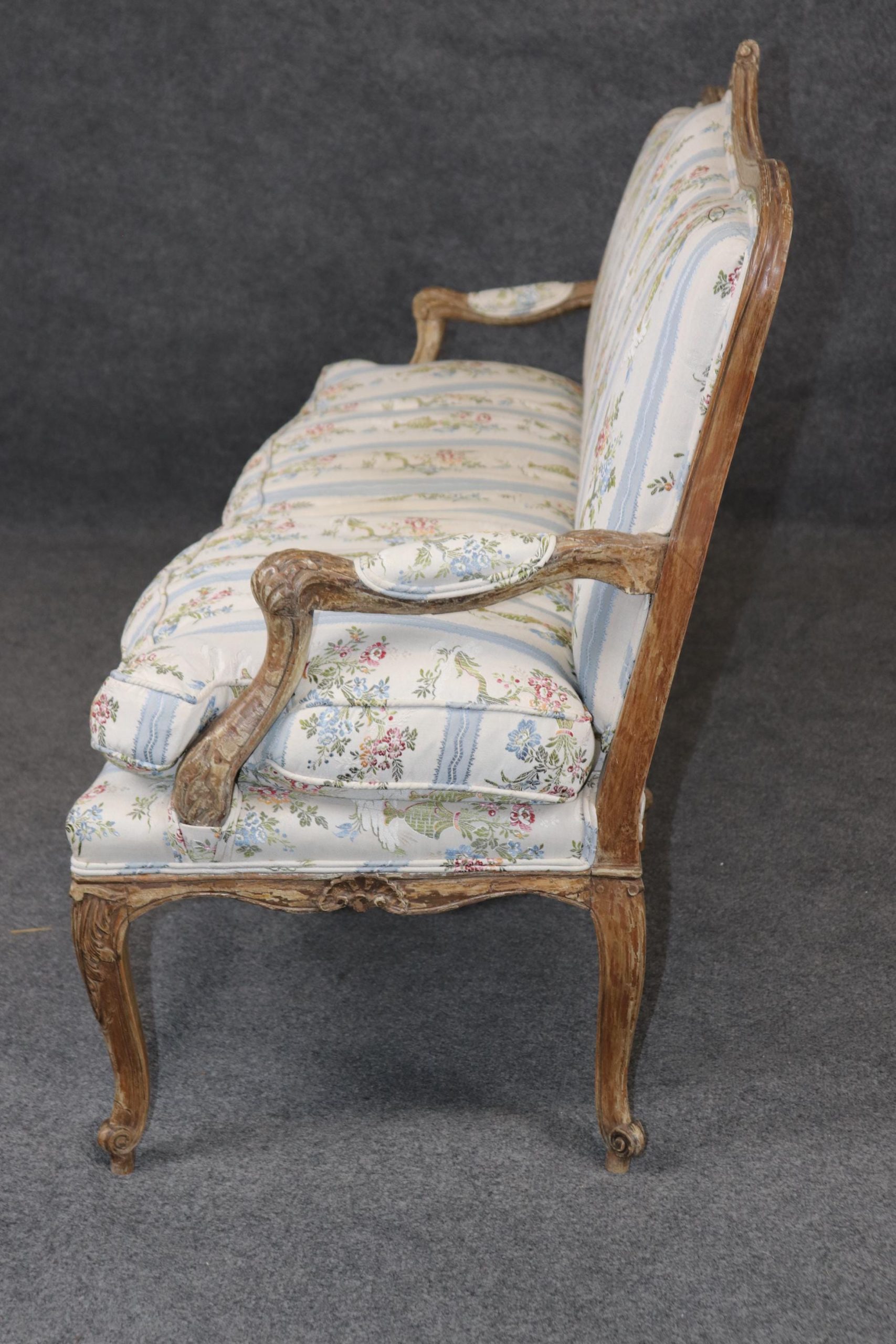Vintage Louis XV Style Settee: Distressed Paint, Floral Upholstery - Image 3