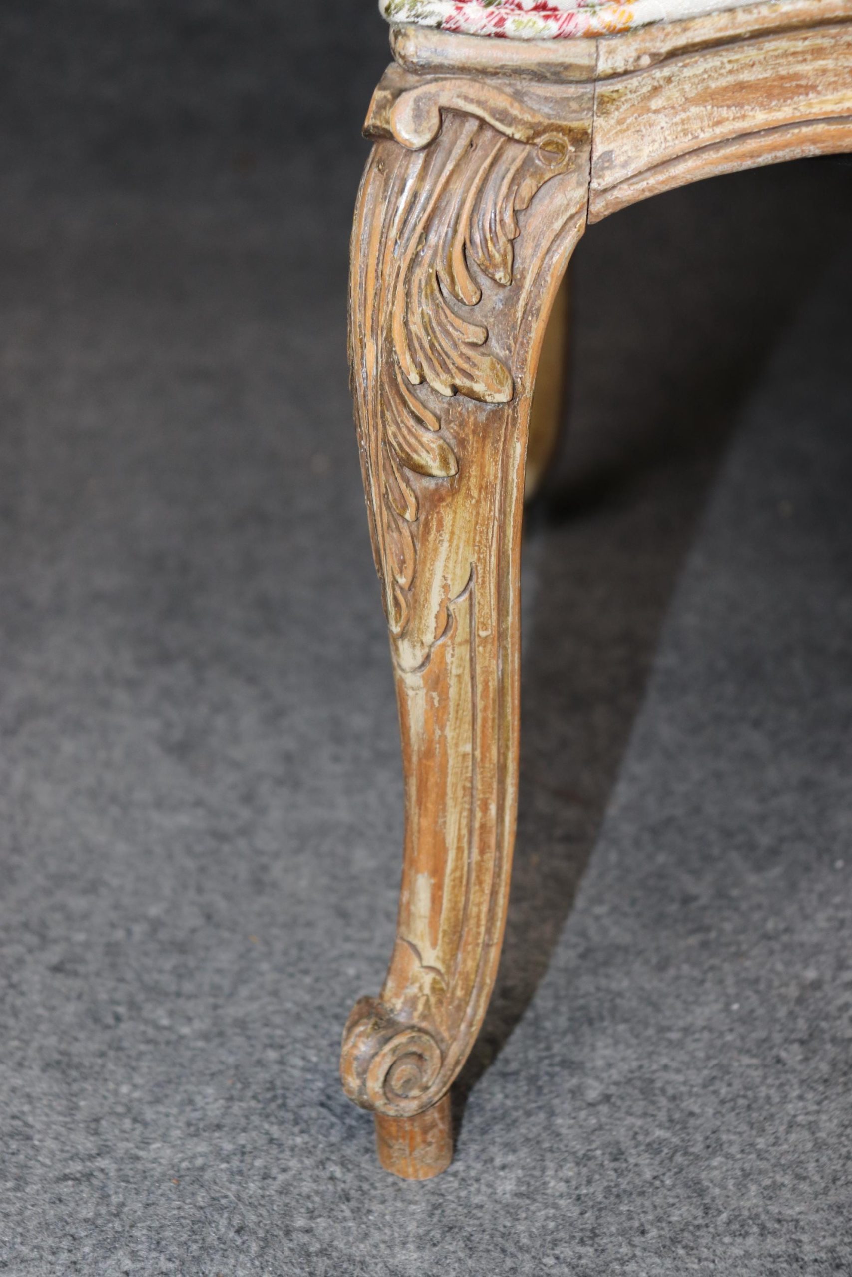 Vintage Louis XV Style Settee: Distressed Paint, Floral Upholstery - Image 5