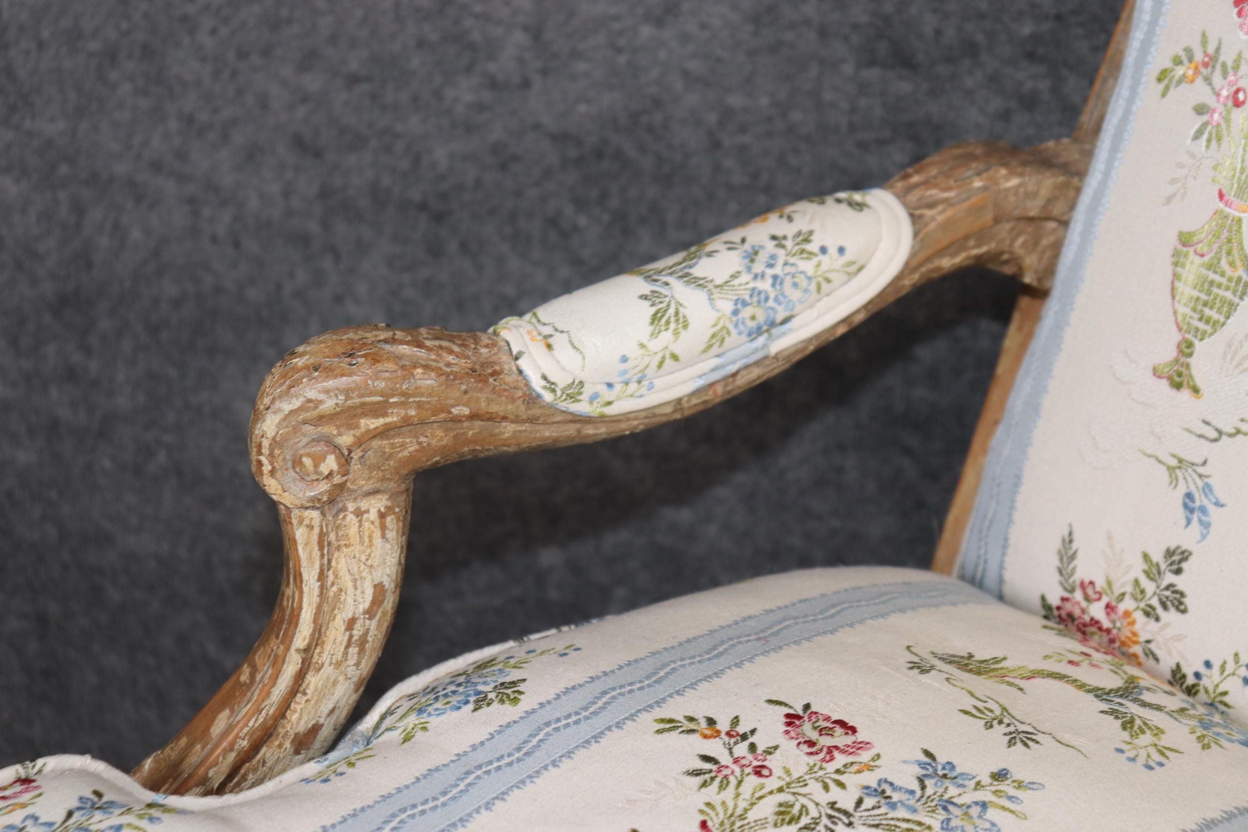 Vintage Louis XV Style Settee: Distressed Paint, Floral Upholstery - Image 6