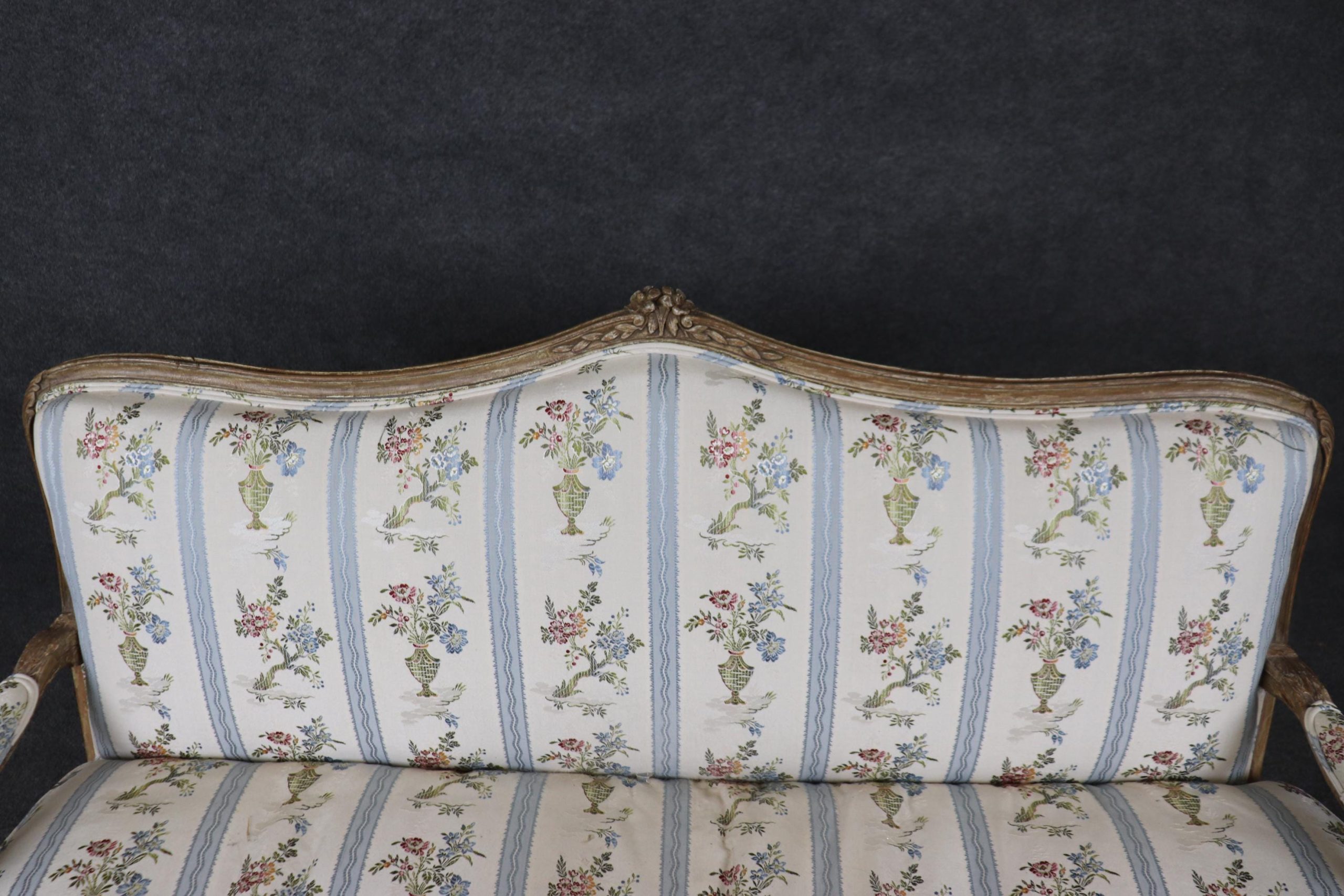 Vintage Louis XV Style Settee: Distressed Paint, Floral Upholstery - Image 9