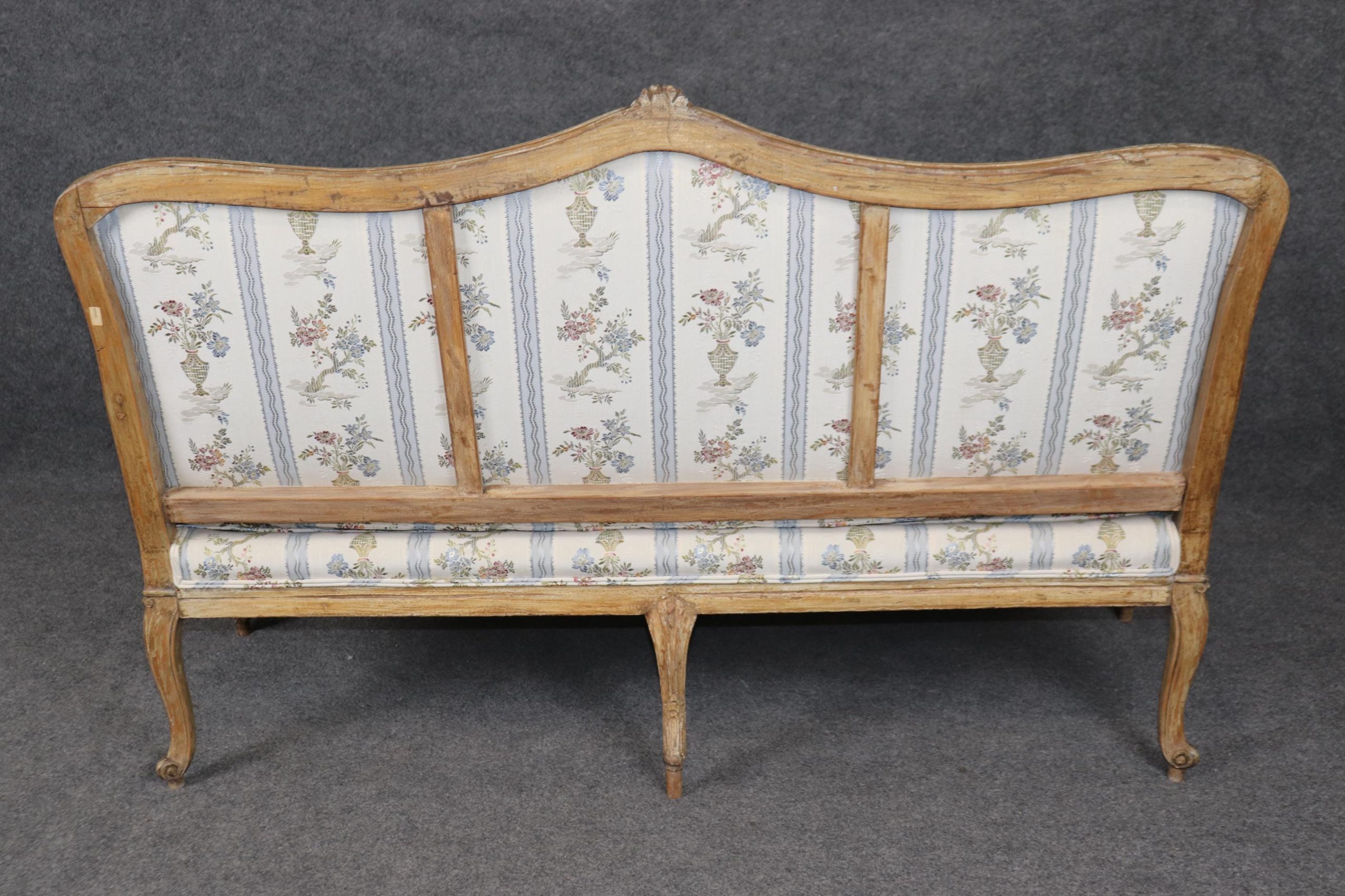 Vintage Louis XV Style Settee: Distressed Paint, Floral Upholstery - Image 4