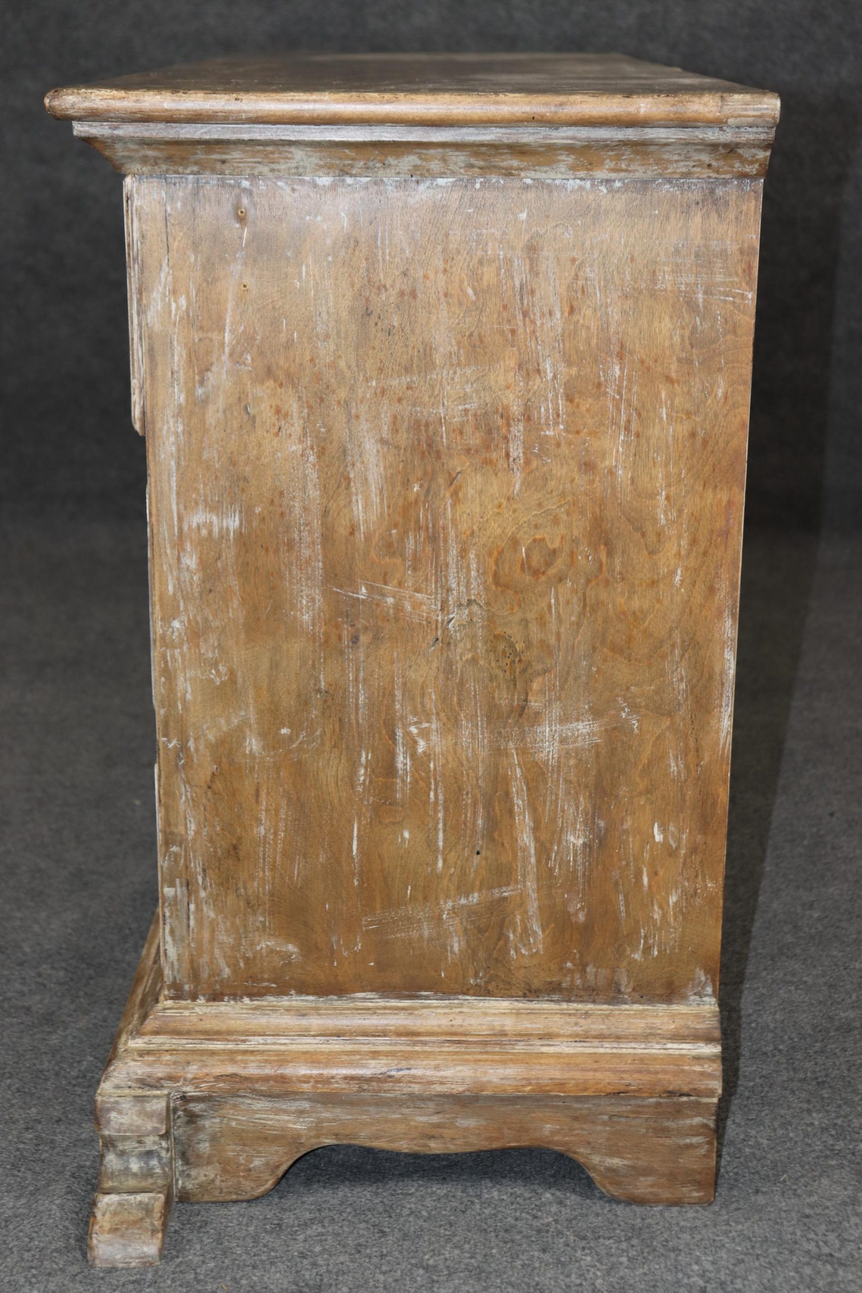 Vintage Distressed Continental 3-Drawer Commode: MCM Dresser - Image 3