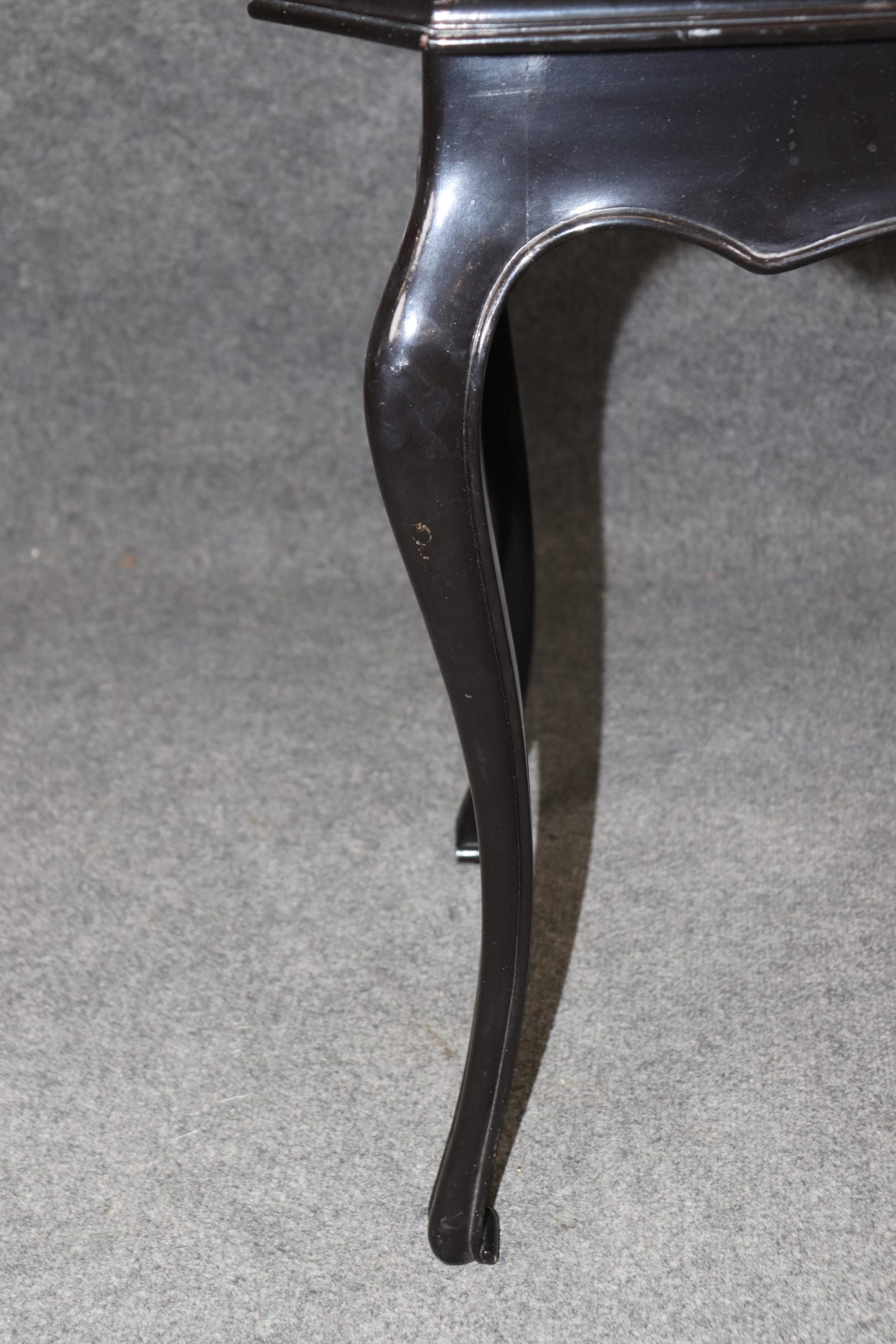 Vintage Regency Style Ebonized Black Lacquer End Table (1940s) - Image 9