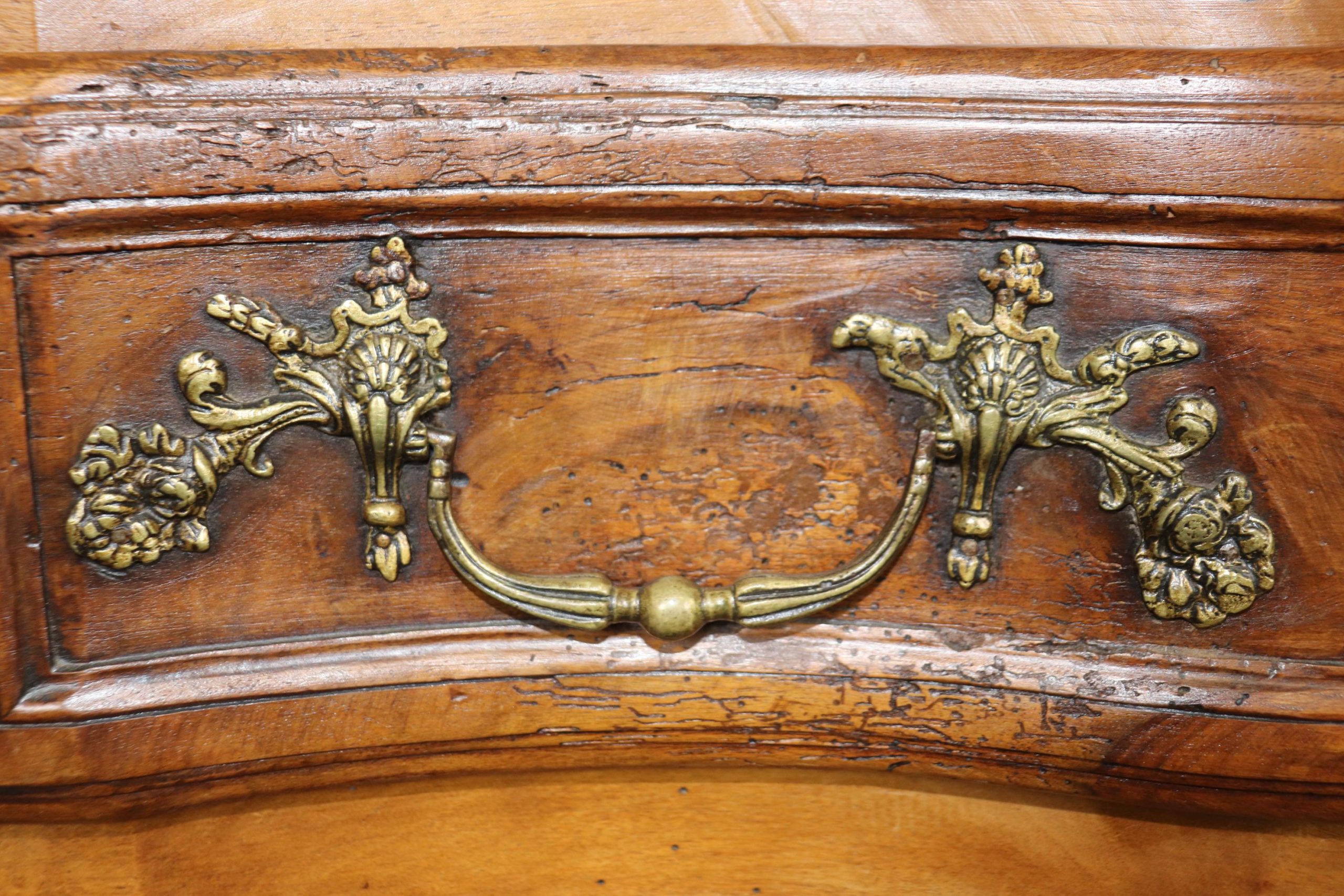 Antique French Louis XV Style Commode: 18th Century 3-Drawer Chest - Image 8