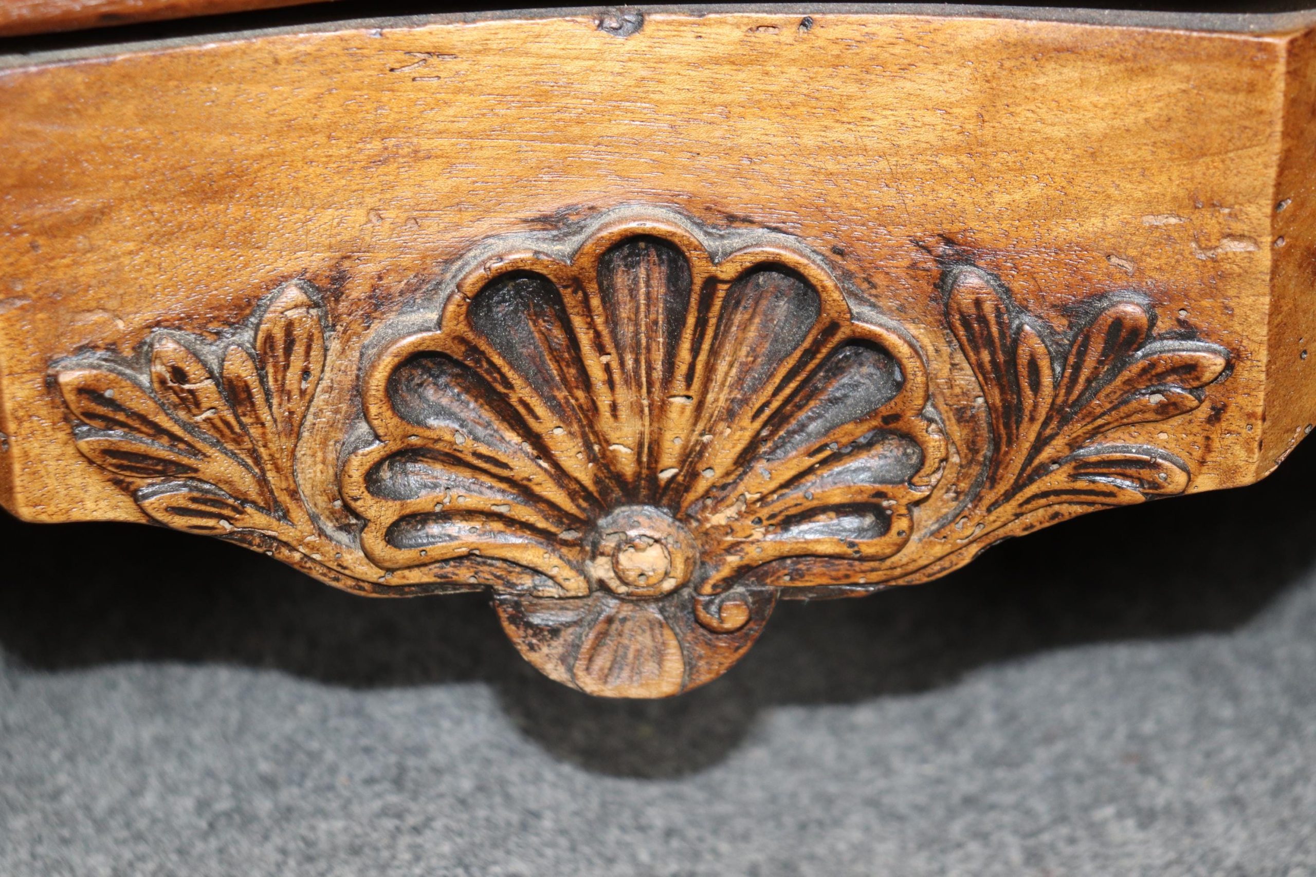 Antique French Louis XV Style Commode: 18th Century 3-Drawer Chest - Image 9