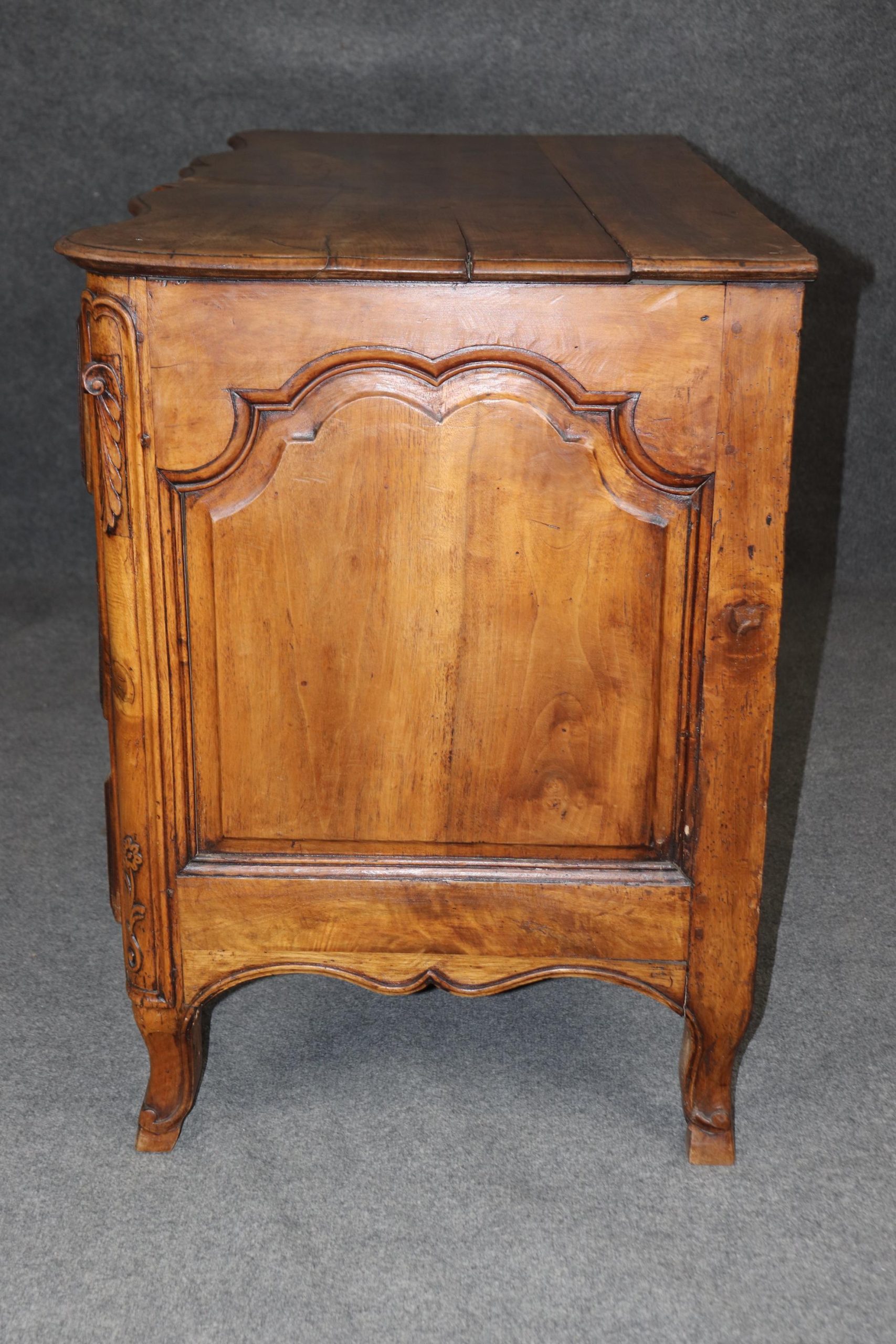 Antique French Louis XV Style Commode: 18th Century 3-Drawer Chest - Image 3