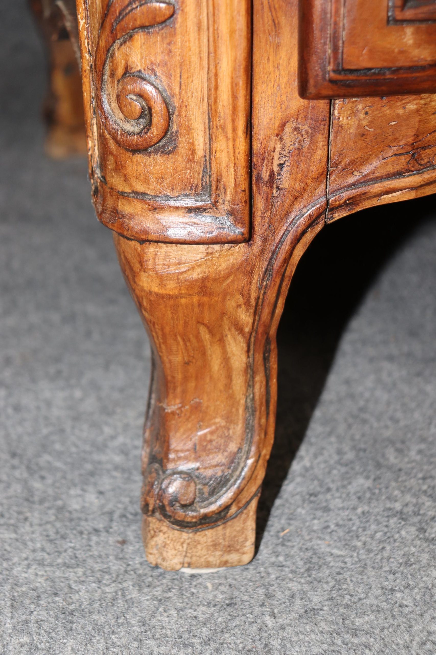 Antique French Louis XV Style Commode: 18th Century 3-Drawer Chest - Image 7