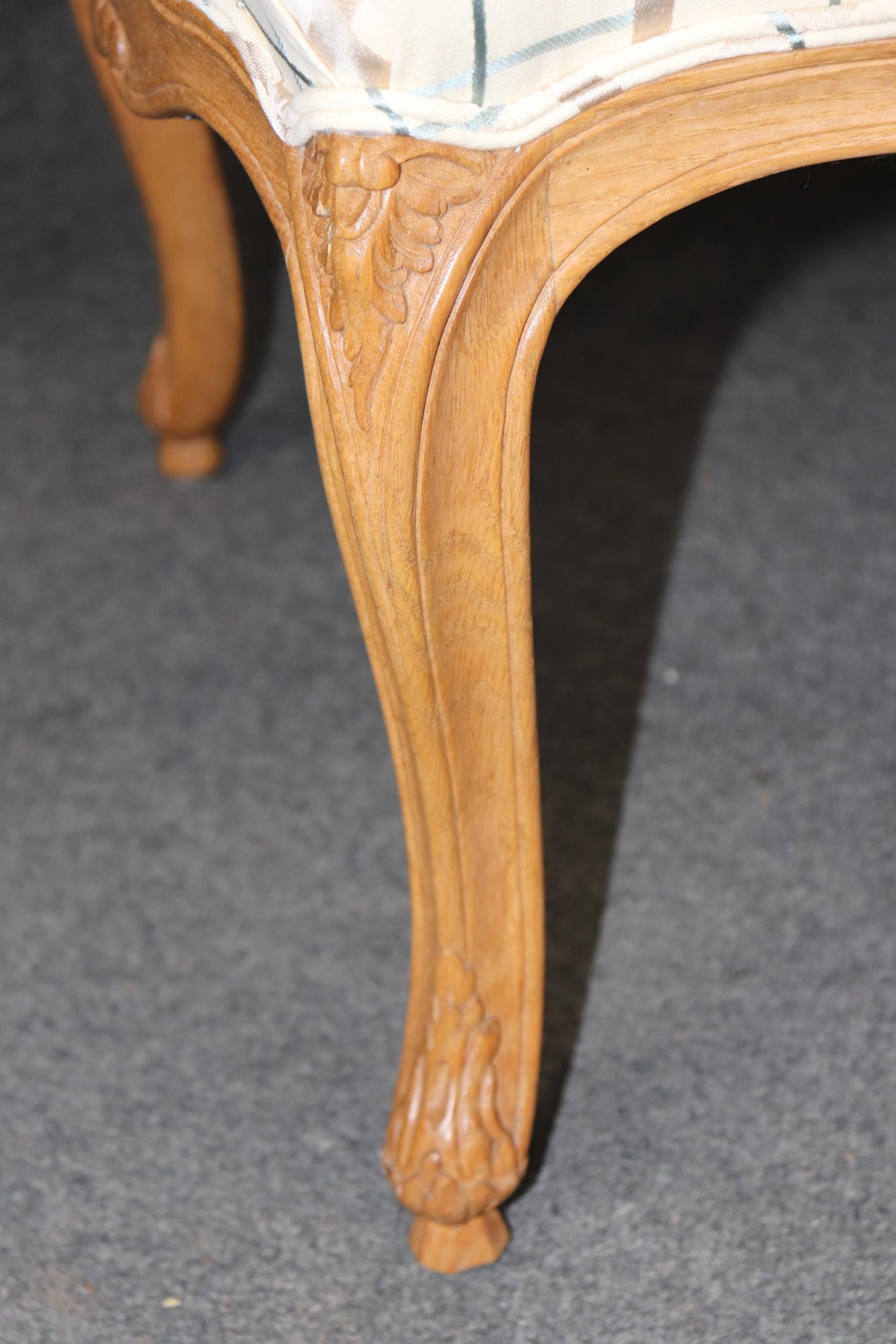 Mid Century Louis XV Style Bergere Armchairs: Accent Lounge Chairs, Pair - Image 7