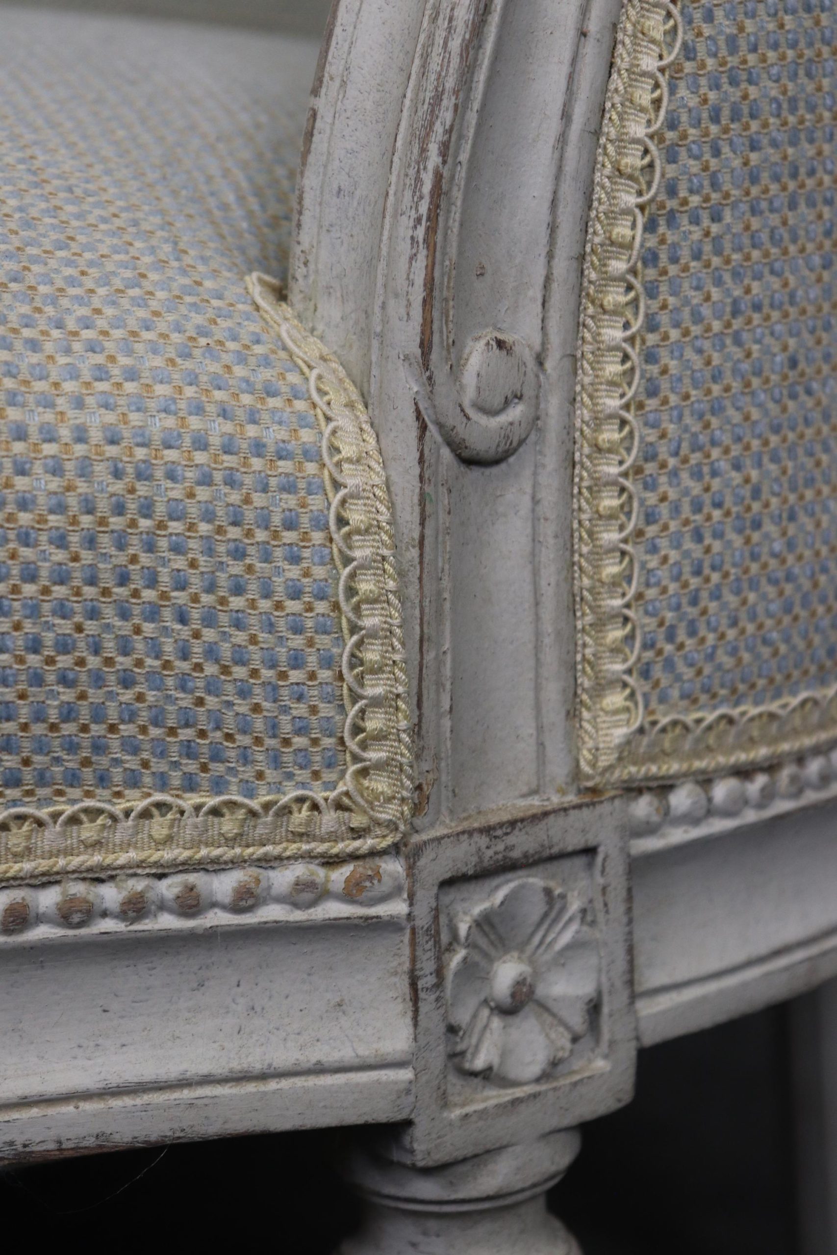 Vintage Louis XVI Style Settee: Distressed Paint, Upholstered Loveseat - Image 7