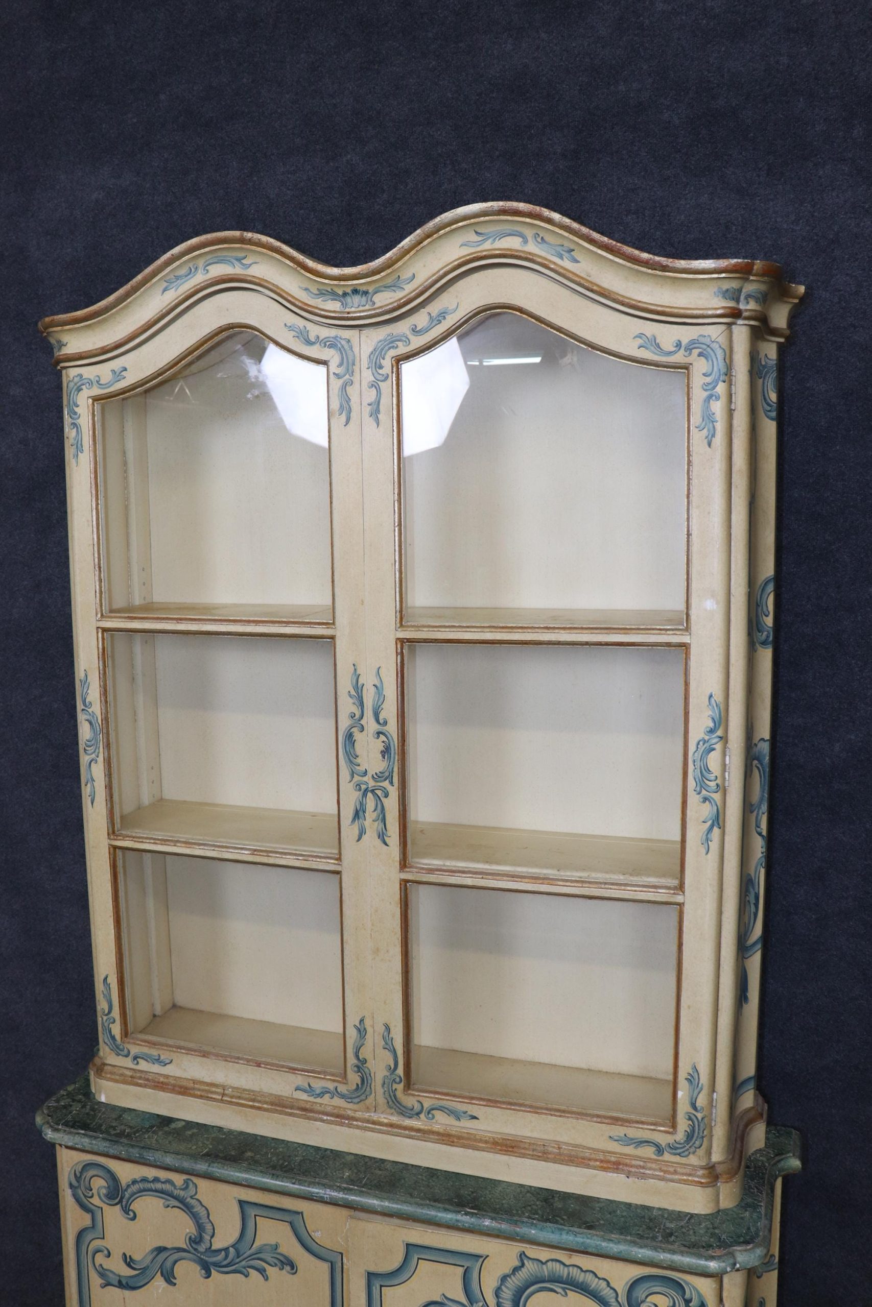 Baker Furniture Curio Cabinet: Vintage Venetian Painted Display Vitrine - Image 4