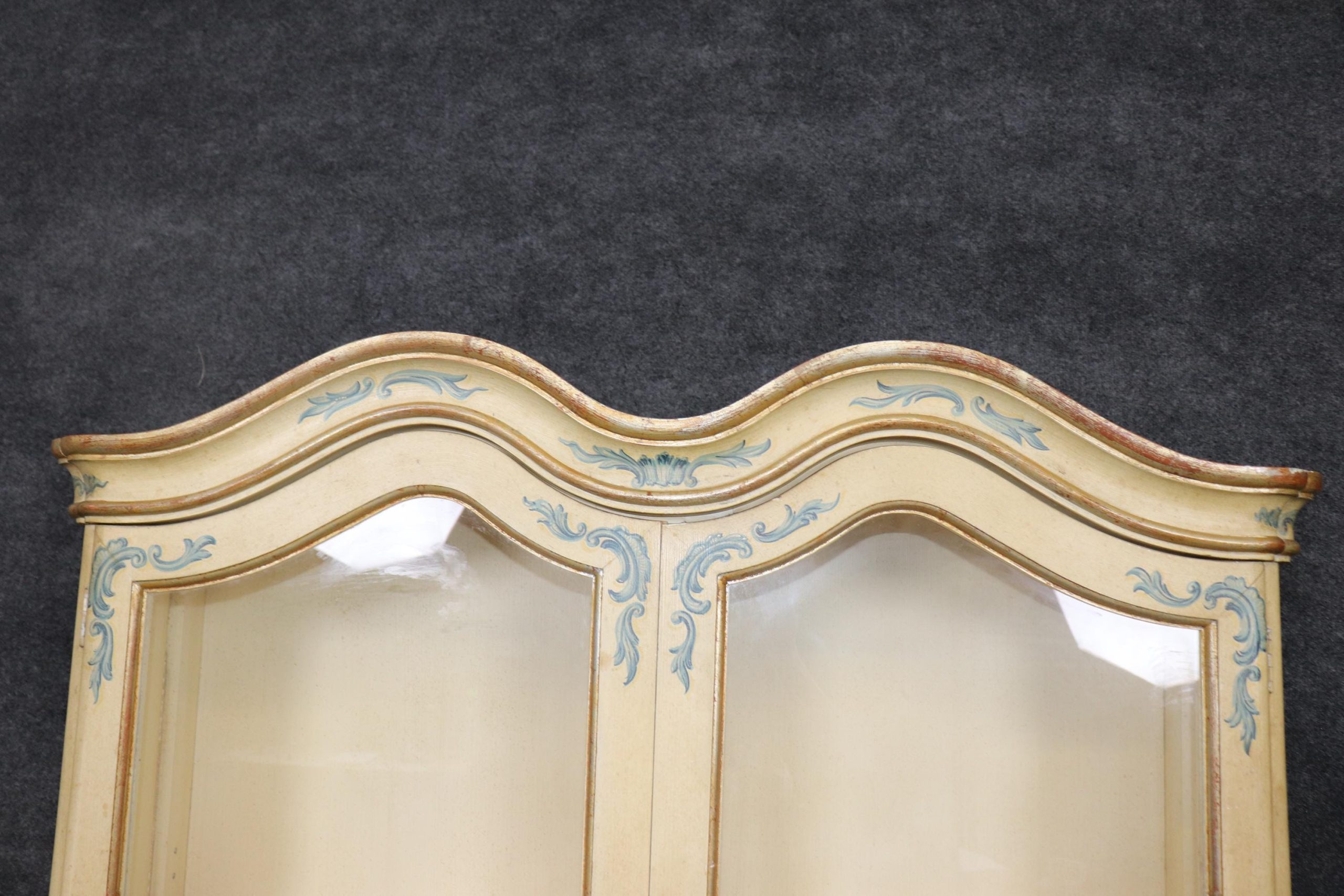 Baker Furniture Curio Cabinet: Vintage Venetian Painted Display Vitrine - Image 6