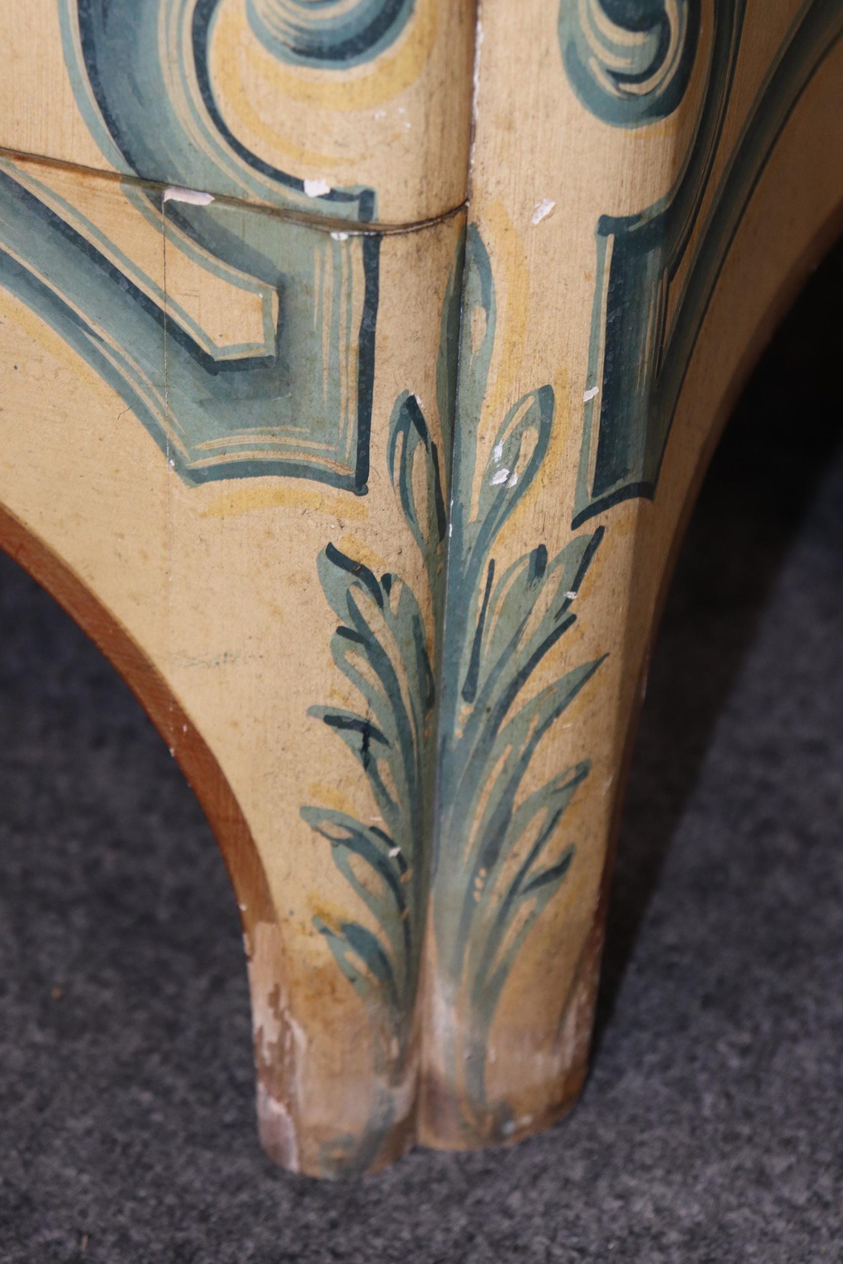 Baker Furniture Curio Cabinet: Vintage Venetian Painted Display Vitrine - Image 7