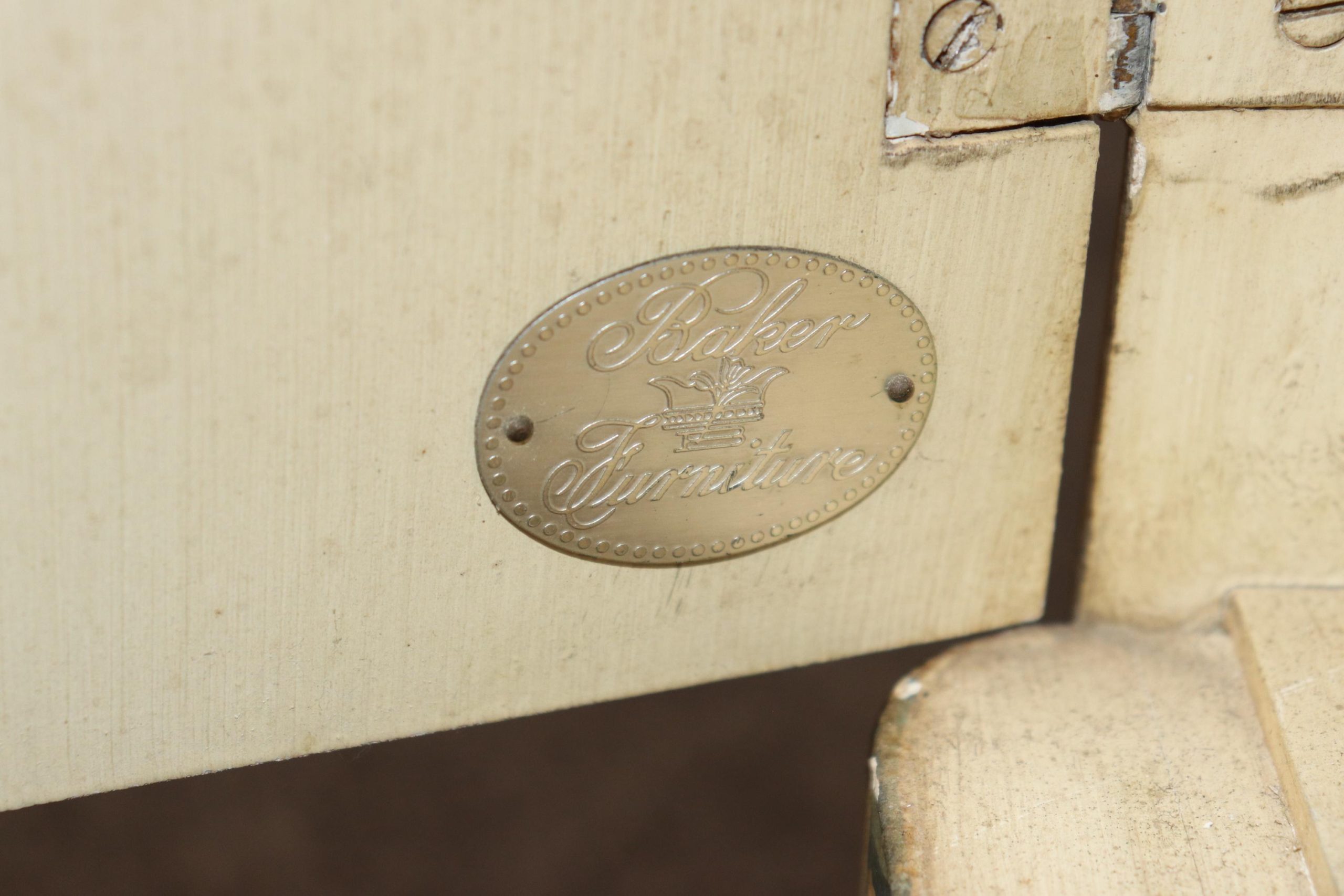 Baker Furniture Curio Cabinet: Vintage Venetian Painted Display Vitrine - Image 10