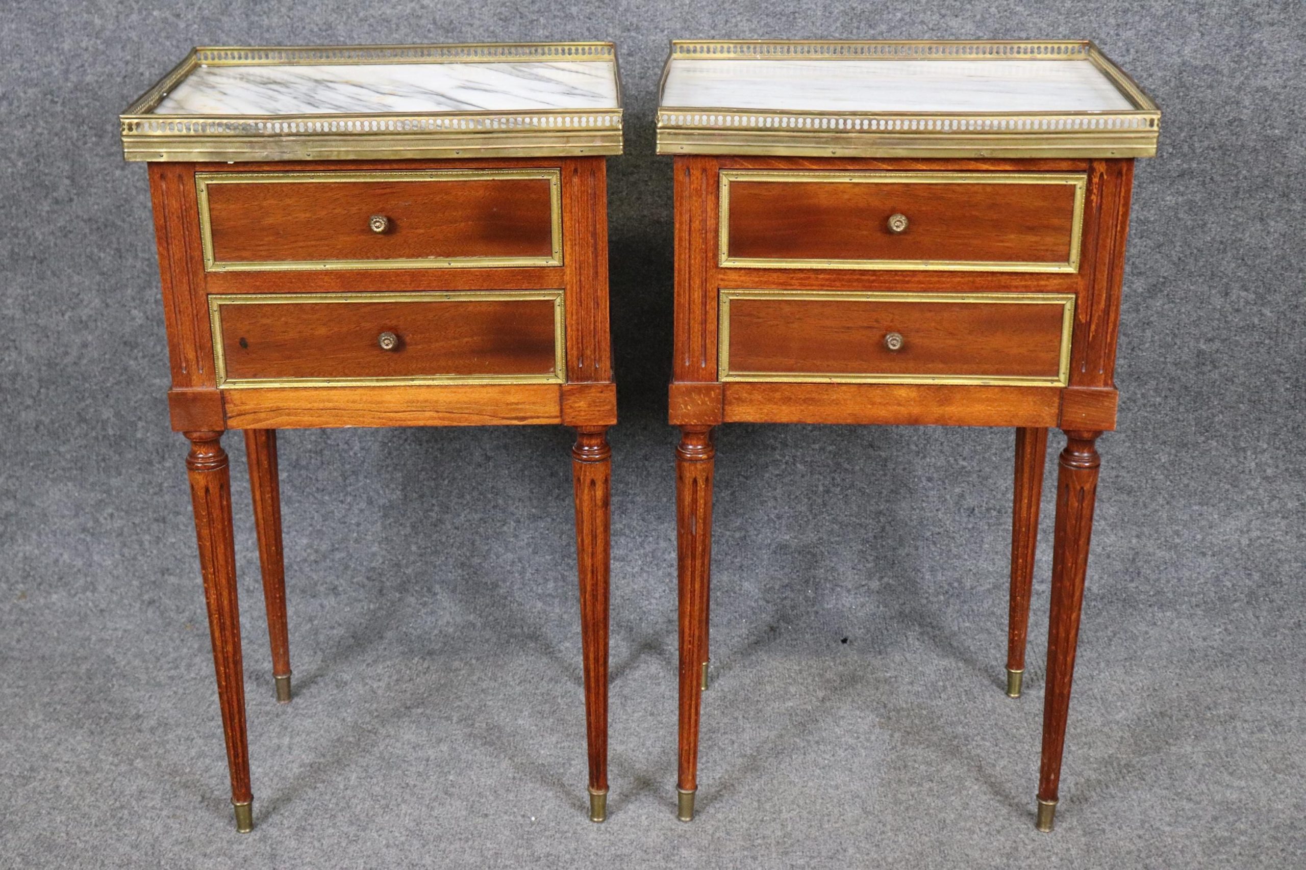 1960s Pair of Louis XVI Style Marble Top Nightstands, End Tables - Image 2