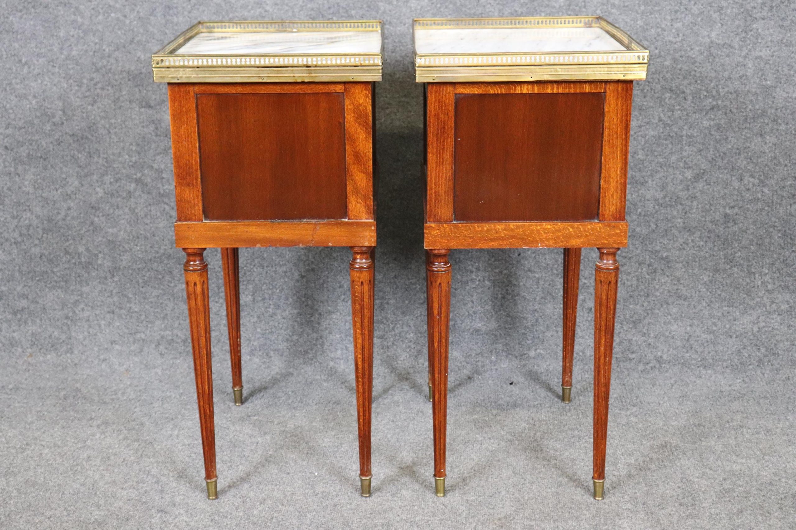 1960s Pair of Louis XVI Style Marble Top Nightstands, End Tables - Image 3