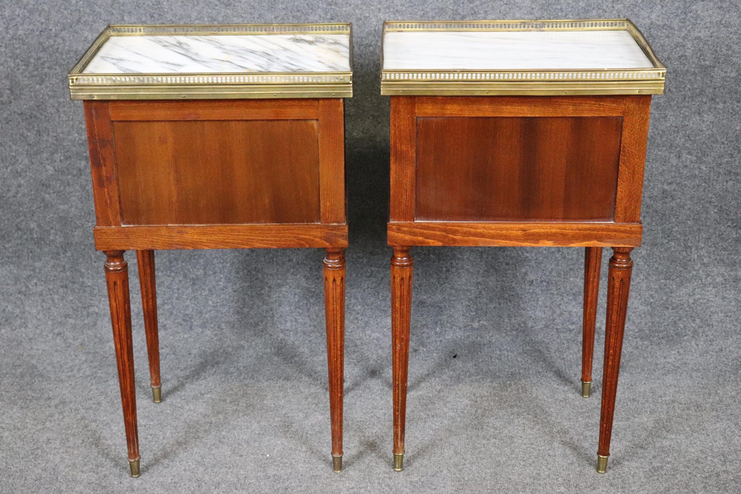 1960s Pair of Louis XVI Style Marble Top Nightstands, End Tables - Image 4