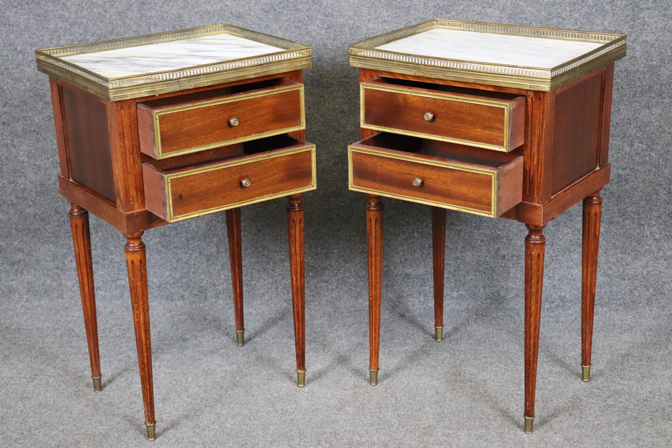 1960s Pair of Louis XVI Style Marble Top Nightstands, End Tables - Image 5